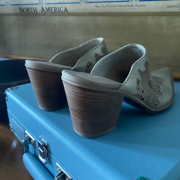 Anthropologie Gold & Buff Mules 39 - Picture 4 of 6